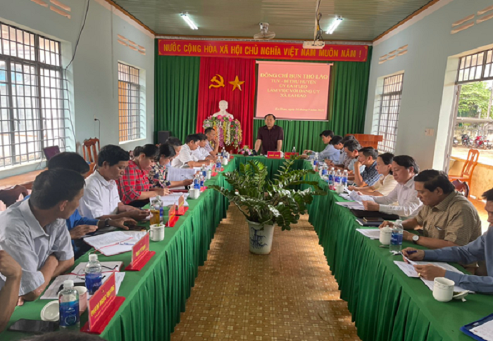 Doan cong tac so 1 Huyen uy lam viec tai xa Ea Hiao 3
